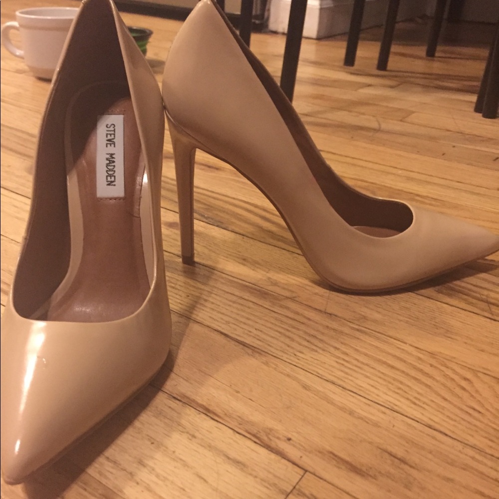 Size 8 Steve Madden nude heels - Picture 2 of 2